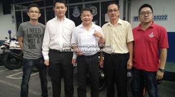LAPORAN: Dr Ting (tengah) menunjuk salinan laporan polis berhubung pembinaan tempat letak kereta, kelihatan sama Alan (dua kiri).