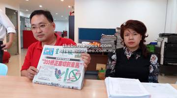 BIMBANG: Chong (kiri) menunjukkan laporan terbaharu dalam akhbar berbahasa Cina berhubung pendirian kerajaan negeri mengenai RUU355. Turut kelihatan ADUN Pending, Violet Yong.