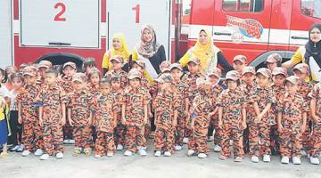 UNTUK KENANGAN: Kanak-kanak dari Tabika Perpaduan Kelas Ixora dan Kelas Teratai bergambar bersama.