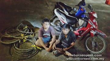 TERIMA PADAH: Dua suspek curi kabel berjaya ditangkap polis  di Bintulu kelmarin.