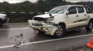 REMUK: Keadaan hadapan pikap yang berlanggar dengan kereta di Sebangkoi, Sarikei semalam.