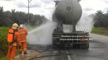 TERKAWAL: Anggota bomba memadam kebakaran bahagian tayar belakang lori tangki di Jalan Samalaju, Bintulu semalam.