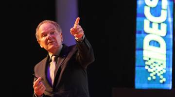 BERPENGARUH: Don Tapscott selaku penceramah pertama menyampaikan ucaptama mengenai ‘Winning in the Second Era of the Digital Economy’ pada IDECS 2017 di BCCK semalam. 