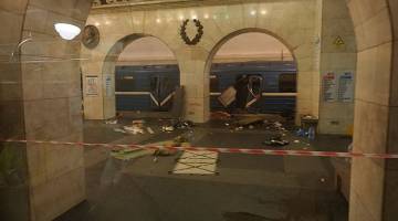 MEMBIMBANGKAN: Sebuah gerabak yang remuk akibat letupan kuat dapat dilihat dari sebalik tingkap di stesen metro Tekhnologicheskiy Institut di Saint Petersburg, kelmarin. — Gambar Reuters