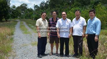 TINJAU: Wong (tengah) ketika meninjau jalan raya Sungai Sadit bersama (dari kiri) Yong, Ting dan yang lain.