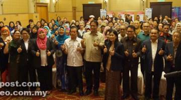 UNTUK ALBUM: Dr Abdul Rahman (sebelas dari kiri) serta yang lain bergambar bersama selepas perasmian Program Pemerkasaan Ibu Tunggal Negeri Sarawak Siri Kedua di Miri semalam.