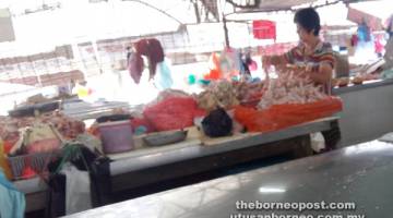 TERJEJAS: Sayap ayam masih banyak di meja jualan salah seorang penjaja di Pasar Sentral Sibu pagi semalam. 
