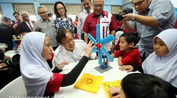 MODAL INSAN ERA BAHARU: Kerajaan akan beri lebih tumpuan kepada bidang STEM dalam kurikulum pendidikan di Sarawak.