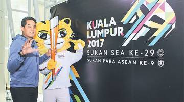 MASKOT: Khairy bersama maskot Sukan SEA 29 melancarkan Pendaftaran Larian Obor KL2017 di Menara KBS, Putrajaya.