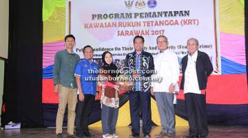 TERIMA KASIH: Hamidah  (tiga kiri) menyerahkan cenderamata kepada Dr Abdul Rahman,  disaksikan  Samsil (kiri), Fakri, Dr Chai dan Clarence (kanan).