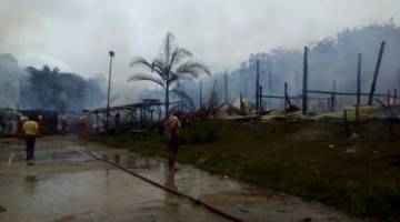 MUSNAH: Keadaan rumah panjang Saba yang musnah terbakar.