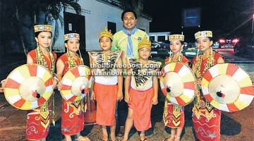 BUDAYA: Pasukan Limbang ketika menyertai malam kebudayaan.