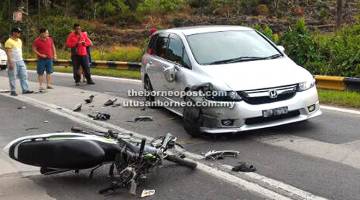 BERTEMBUNG: Kemalangan melibatkan pertembungan sebuah motosikal dan sebuah kereta di Kilometer 428 Jalan Betong/Sarikei/ Meradong petang kelmarin.