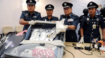 BAHAN BUKTI: Paddy (dua kanan) menunjukkan dadah jenis kokain seberat 3.795 kilogram yang dianggarkan bernilai RM759,000 kepada pemberita dalam sidang media di Pejabat Cawangan Narkotik Jabatan Kastam Diraja Malaysia dekat Nilai, semalam. — Gambar Bernama