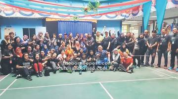 MERIAH: Kakitangan RTM Kuching berkumpul untuk sesi fotografi beramai-ramai.