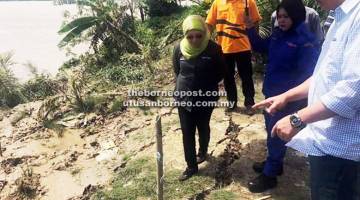 TINJAU: Nancy melihat struktur keadaan tebingan sungai di Kampung Ensengei Melayu, Sadong Jaya.