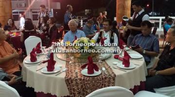 MAKAN MALAM: Manyin (empat kanan) menghadiri Majlis Makan Malam Penghargaan Pesta Birumuh 2017 di DBNA kelmarin. Turut kelihatan Ik Pahon (tiga kanan).