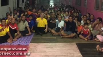 PANTAU: Teng (enam kiri) bersama penduduk Rumah Lingga, Selanggan pada Program Randau Bersama Masyarakat semalam.