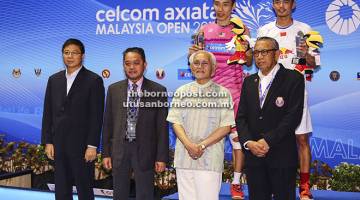 UNTUK ALBUM: Taib (dua kanan) bergambar bersama Presiden Persatuan Badminton Sarawak (SBA) Tan Sri Datuk Amar Aziz Hussain (dua kiri) dan Pemangku Presiden Persatuan Badminton Malaysia (BAM) Tan Sri Al Amin Abd Majid (kanan) selepas menyampaikan hadiah kepada Chong Wei dan Lin Dan. — Gambar Muhd Rais Sanusi