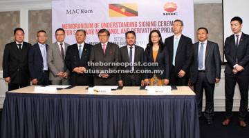 KERJASAMA: Morshidi (empat kiri) dan Abang Johari (lima kiri) bergambar bersama wakil YHBS, konsortium China Huanqiu Contracting & Engineering Co. Ltd. (HQC) dan MACfeam Sdn Bhd pada majlis menandatangani MoU dengan syarikat-syarikat tersebut.