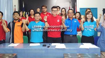 BERSATU UNTUK PEMUDA: Yii (barisan hadapan, tengah) bersama (dari dua kiri) Fadillah, Siah, Saifunnizam dan ahli Pemuda PHS bergambar selepas mengumumkan penubuhan Pemuda PHS.