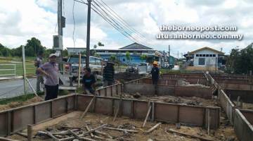 TUSAH ATI: Juanda (kiba) lebuh meda projek Medan Selera Matu ke bedau tembu nitihka pelin.