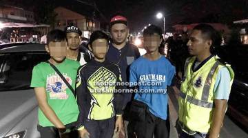 DITAHAN: Ketiga-tiga suspek dibawa ke IPD Kuching untuk siasatan lanjut.