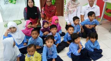 KENANGAN: Kanak-kanak Tadika KEMAS bergambar kenangan bersama pengurus dan penolong pengurus PI1M Niah Suai serta guru pengiring. 