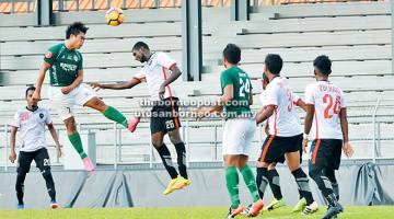 TANDUK: Sufizal (dua kiri) melompat tinggi menanduk masuk gol kedua Kuching FA pada perlawanan Piala FAM 2017 menentang Terengganu City FA di Stadium Negeri, Petra Jaya Kuching semalam.