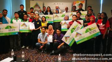 TAHNIAH: Abdul Razak (belakang, empat kanan) dan Dolhadi (belakang, tengah) bersama tetamu kehormat lain merakamkan gambar bersama pemenang Cabaran Inovasi Inklusif 2017 Zon Sarawak di Kuching, semalam.