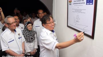 BAHARU: Abang Johari menandatangani plak sebagai simbolik perasmian pejabat baharu Pusat Khidmat PBB Cawangan Satok di Kuching, malam kelmarin. Turut kelihatan Ibrahim (kiri) dan Dayang Madinah (dua kiri).