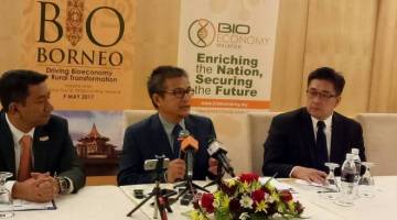 Dr Annuar mengadakan sidang media selepas menghadiri sambutan Hari BioBorneo dan Bioekonomi 2017 di Kuching.Turut kelihatan Yeo (kanan) dan Syed Agil.