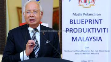 BERUCAP: Najib menyampaikan ucapan pada majlis pelancaran Blueprint Produktiviti Malaysia di Bangunan Perdana Putra semalam. — Gambar Bernama