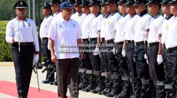 LANCAR: Sekitar raptai penuh istiadat pembukaan Mesyuarat Pertama Penggal Kedua Persidangan Dewan Undangan Negeri (DUN) Sarawak Ke-18 di Kuching, semalam.