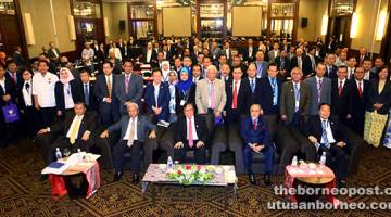 UNTUK ALBUM: Abang Johari (duduk, tengah) bergambar bersama semua ADUN dan Ahli Parlimen yang menghadiri Seminar Ahli Parlimen di Kuching, semalam.