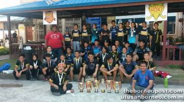 JUARA KESELURUHAN EDISI: Pasukan Kolej Tun Datu Tuanku Haji Bujang merakam kenangan bersama piala serta medal yang dimenangi selepas menjadi juara keseluruhan edisi Pertandingan Hoki Simen Lima Sebelah.