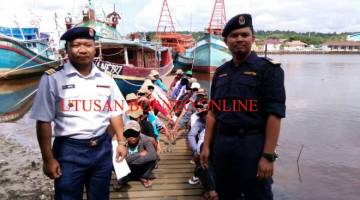 Anggota APMM bersama anak-anak kapal nelayan Vietnam