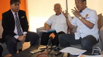 Karim pada sidang media bersama Ketua Pegawai Eksekutif (CEO) Perbadanan Sukan Sarawak, Dr Ong Kong Swee (kiri) dan Residen Bahagian Kuching, Shukarmin Chasemon.