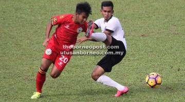 BERSAING: Penyerang Sarawak Mohd Nazri Daud dikawal ketat pemain Terengganu dalam aksi Piala Presiden di Stadium Negeri, Petra Jaya semalam.