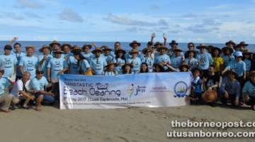 AKTIVITI MURNI: Julaihi bersama kaunselor MBM, STB, Blogger, media dalam dan luar negara serta para sukarelawan bergambar bersama semasa program Beach Cleaning bersempena BJF 2017. 