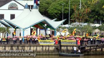 SOKONG CIR: Ahli-ahli S4S berhimpun di Tebingan                           Kuching yang terletak di               seberang kompleks DUN.