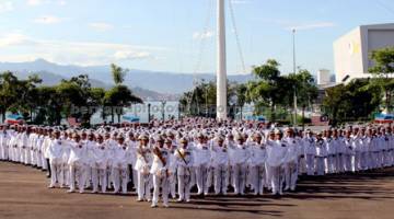 TERUS KOMITED: Syed Zahiruddin (tengah) bersama 290 anggota dan 41 Pegawai  Tentera Laut Diraja Malaysia (TLDM) selepas menyempurnakan Majlis Perbarisan Ulung Armada Timur di Padang Kawat KDSKK TLDM Teluk Sepanggar semalam. — Gambar Bernama 