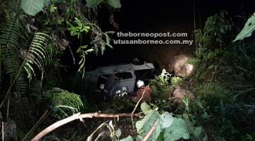 TERBABAS: Kereta yang membawa empat peserta bola tampar UNIMAS terbabas dekat Bukit Sebangkoi, malam kelmarin.