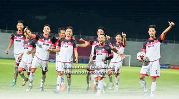 GEMBIRA: Pemain-pemain pasukan Serian FA meraikan kemenangan 1-0 dalam aksi pusingan pertama perlawanan akhir LBR 2017 di Kelantan malam kelmarin.