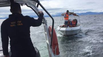 MELETUP: Bot mangsa yang rosak ditunda ke Jeti Maritim Labuan untuk tindakan lanjut.