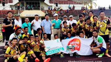 TETAP MILIK KAMI: Skuad SDP Project Park muncul juara Liga Piala Petronas edisi ke-23 bersama Majang (berdiri lima kiri), Pau (kanan), Lukas dan Duke (kiri) kelmarin.