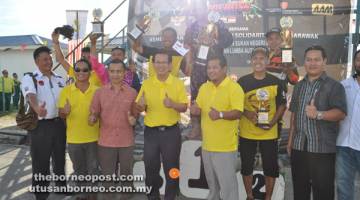 TAHNIAH: Lee (empat kiri) menunjukkan tanda bagus dan tahniah kepada pemenang Kejohanan Motocross Borneo Sarawak 2017 di Miri petang kelmarin.