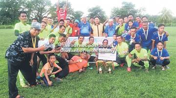JUARA: Pasukan Emplam FC juara Kejohanan Bola Sepak Piala Dr Haji Rosana Haji Bolhassan.