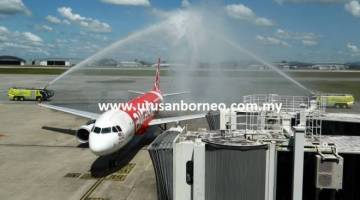 Penerbangan pertama AirAsia dari Pontianak ke Kuching tiba di Lapangan Terbang Antarabangsa Kuching (LTAK) di sini pada jam 1.50 petang tadi.