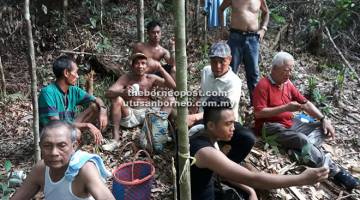 LETIH: Para pendaki berehat seketika sambil menanti ketibaan peserta lain di puncak Bukit Keruin yang menempatkan  kubur                    Bantin dan Rengga.